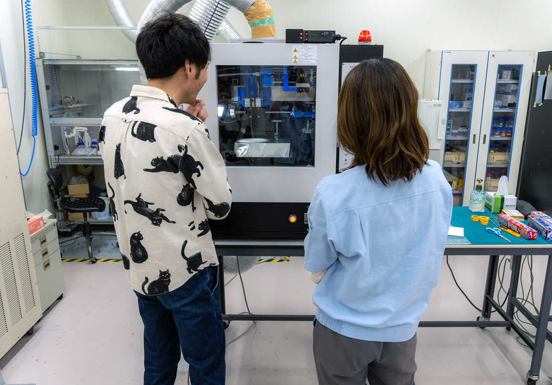 Dr. Iohara came to observe the equipment!